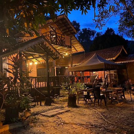 Rustic Chalet - Dahlia N Mawar At Sedim Vista Kulim Exterior foto